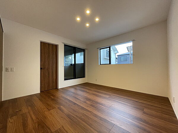 主寝室としてお使いいただけそうなこちらのお部屋は、日当たりが良く、爽やかな風を感じて起きる朝は、快適生活の始まりに。
