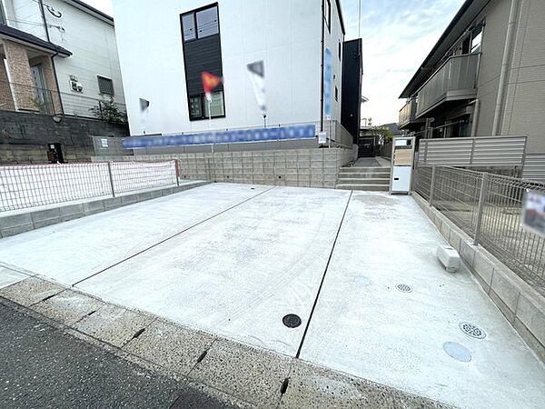 カースペースは2台分確保＾＾ご夫婦で1台ずつ所持されているご家庭も、来客時も安心ですね。並列で駐車できるのでお車を入れ替える必要もありません＾＾