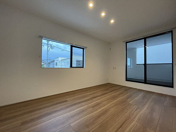 7.5帖。主寝室としてお使いいただけそうなこちらのお部屋は、日当たりが良く、爽やかな風を感じて起きる朝は、快適生活の始まりに。