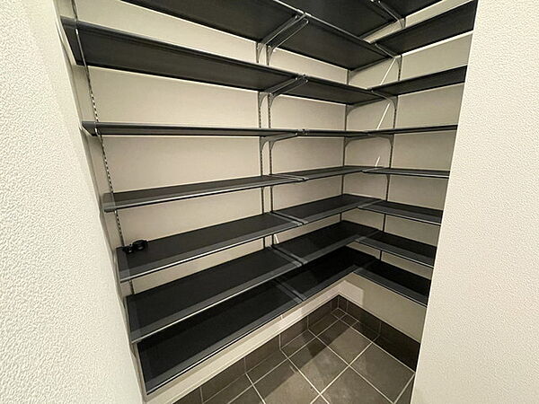 玄関にはシューズクロークが付いています。たっぷり収納できるので、家族全員の靴がきれいに整頓できます。