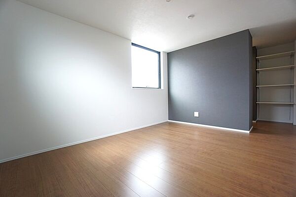 7.5帖。主寝室としてお使いいただけそうなこちらのお部屋は、日当たりが良く、爽やかな風を感じて起きる朝は、快適生活の始まりに。アクセントクロスで落ち着いた空間です＾＾