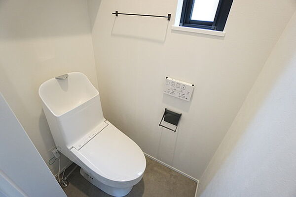 ウォシュレット、暖房便座、節電・節水機能など、使い勝手のよい高機能トイレです。小窓付きで換気する時に便利です＾＾