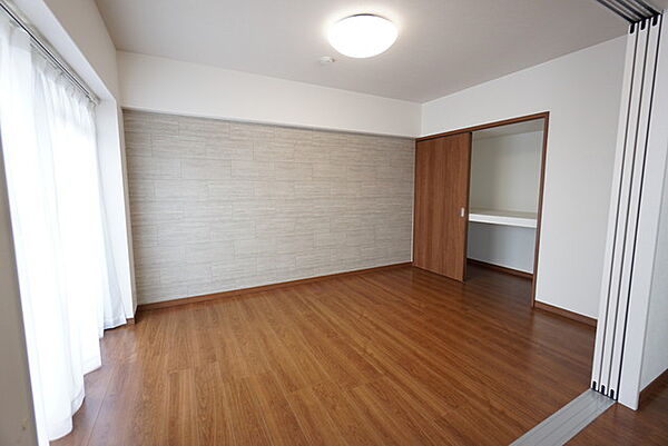 6帖。主寝室としてお使いいただけそうなこちらのお部屋は、日当たりが良く、爽やかな風を感じて起きる朝は、快適生活の始まりに。