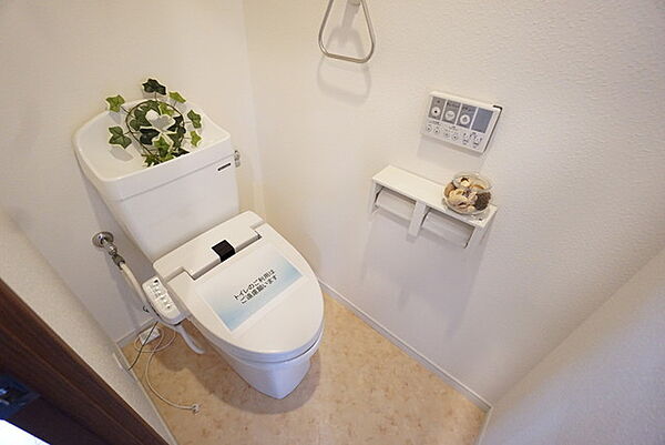 ウォシュレット、暖房便座、節電・節水機能など、使い勝手のよい高機能トイレです。 上部には収納棚が付いています＾＾