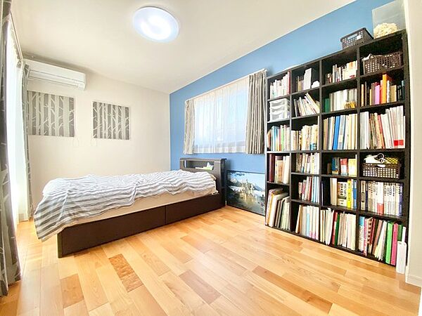6.75帖。主寝室としてお使いいただけそうなこちらのお部屋は、日当たりが良く、爽やかな風を感じて起きる朝は、快適生活の始まりに。