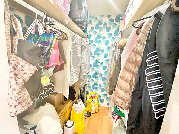 主寝室にあるウオークインクローゼット。ハンガーパイプは左右にあり収納豊富です＾＾