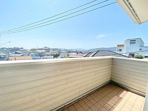 洋室側バルコニー＾＾目の前を遮る建物がないので、見晴らしがいいです＾＾心地よい自然の光や風を感じることができます＾＾
