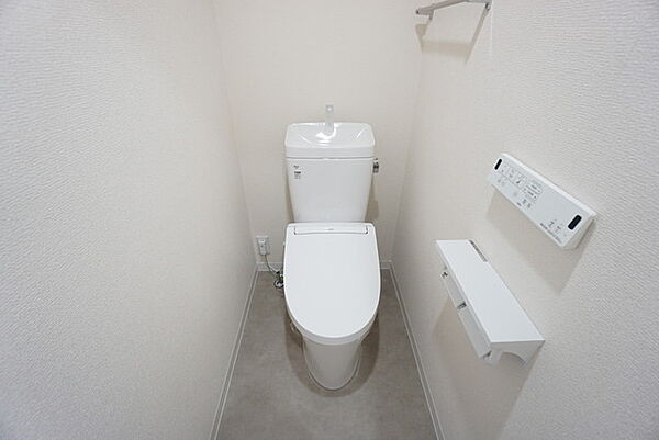 ウォシュレット、暖房便座、節電・節水機能など、使い勝手のよい高機能トイレです。