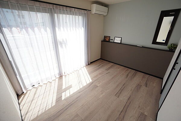 1階約5.99帖の洋室。大きな窓から陽が差し込む明るいお部屋です。