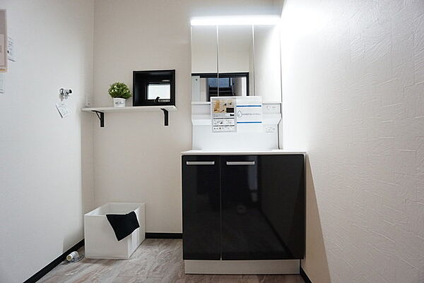 三面鏡つき洗面台。収納も一体型になっているので、化粧品や予備の歯ブラシ等もきれいに整頓できますね。