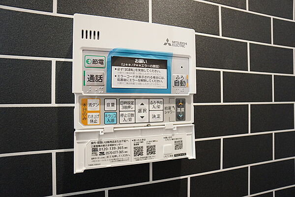 キッチンからボタン一つで楽々操作できる給湯機リモコンです。