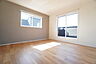 寝室：8帖洋室。主寝室としてお使いいただけそうなこちらのお部屋は、日当たりが良く、爽やかな風を感じて起きる朝は、快適生活の始まりに。