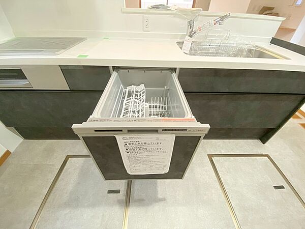 炊事時間を大幅に短縮できる食器洗浄乾燥機付き＾＾食器を洗う手間が減るので家族とのコミュニケーションの時間や自分の時間が増えますね。