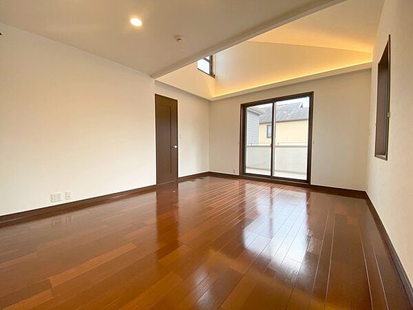 10.9帖。主寝室としてお使いいただけそうなこちらのお部屋は、日当たりが良く、爽やかな風を感じて起きる朝は、快適生活の始まりに。 バルコニーに面したお部屋＆吹き抜けで明るく開放的な空間＾＾