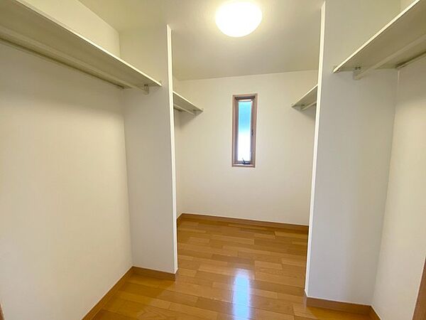 2階には居室から独立したファミリークローゼット付き。ご家族の衣類や荷物をまとめて収納できます＾＾適切な場所に配置することで生活動線を短くし、家事効率も高まりますね＾＾