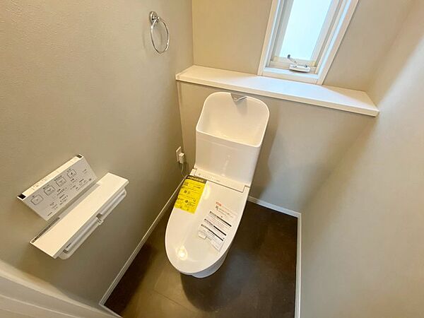 1階2階の2ヶ所にトイレがありますので、忙しい朝にも家族に気を使わず、ゆとりが生まれますね＾＾ 小窓付きで換気する時に便利です＾＾