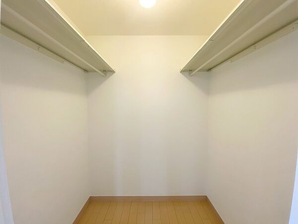 2階洋室にハンガーパイプ付きのウォークインクローゼットが設けられています。たっぷり収納できるので衣替えの心配もいりませんね＾＾