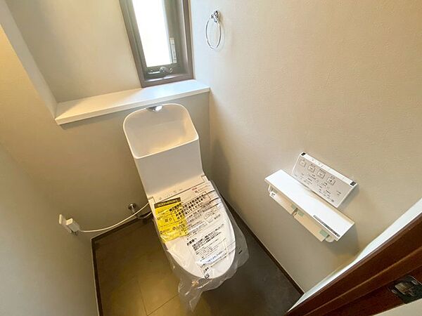 1階2階の2ヶ所にトイレがありますので、忙しい朝にも家族に気を使わず、ゆとりが生まれますね＾＾ 小窓付きで換気する時に便利です＾＾
