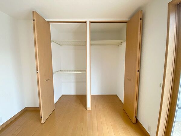 1階洋室の収納です＾＾ 使用頻度が少ないものは枕棚の上に、足元には3段ボックスを置いて、フル活用できますね＾＾