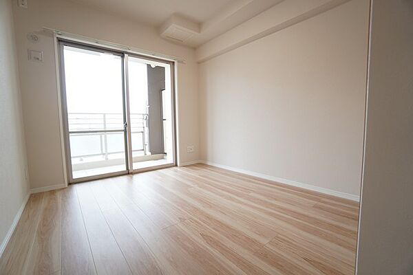 5.4帖洋室。主寝室としてお使いいただけそうなこちらのお部屋は、日当たりが良く、爽やかな風を感じて起きる朝は、快適生活の始まりに。