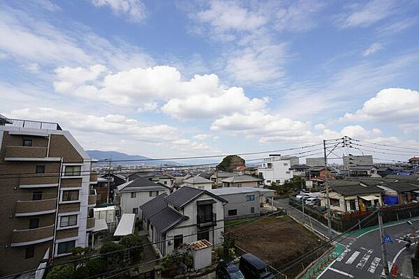 目の前に日差しを遮る建物がないので、日当たり＆風通し良好です＾＾心地よい自然の光や風を感じることができ、ほどよく開放感のある空間がつくれます。