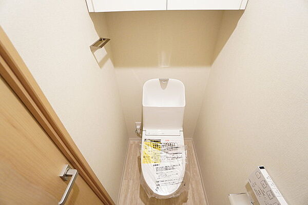 上部には収納棚付きで、トイレットペーパーや掃除用品を収納できてすっきり整理整頓されたトイレに＾＾