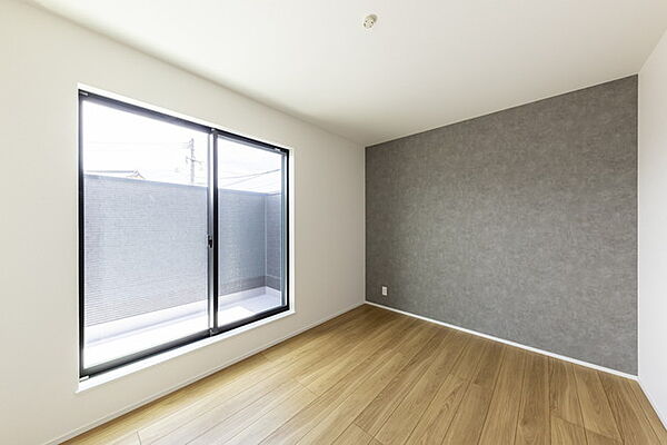 主寝室としてお使いいただけそうなこちらのお部屋は、日当たりが良く、爽やかな風を感じて起きる朝は、快適生活の始まりに。 アクセントクロスでこだわりの空間です＾＾