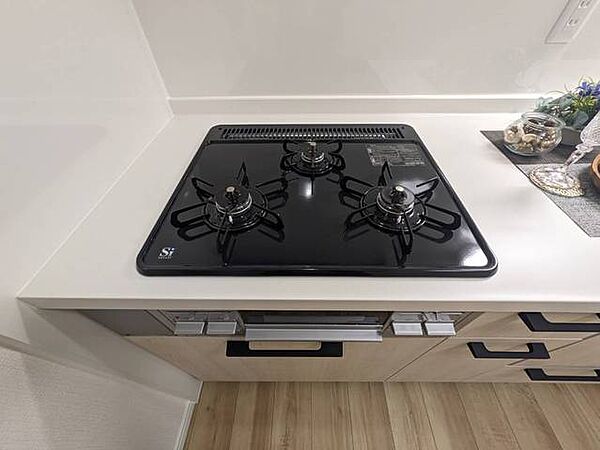 3種類の料理が同時に調理できる、3口ガスコンロ。忙しい夕食の支度時間が短縮できて効率よくお料理が楽しめます。