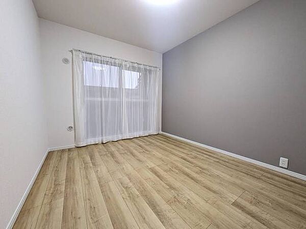 主寝室としてお使いいただけそうなこちらのお部屋は、日当たりが良く、爽やかな風を感じて起きる朝は、快適生活の始まりに。
