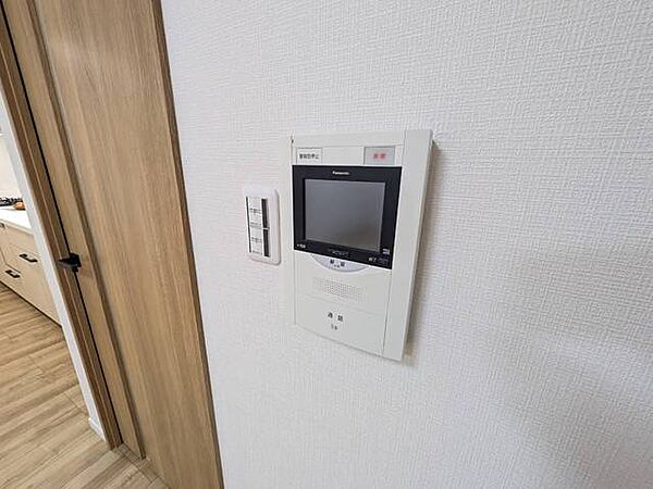 防犯はもちろん、セールスマン対策にもなるモニター付きインターホンです。お子さん1人での留守番時にも活躍しそうです。