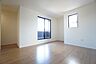 寝室：9.5帖。主寝室としてお使いいただけそうなこちらのお部屋は、日当たりが良く、爽やかな風を感じて起きる朝は、快適生活の始まりに。