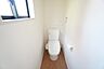 室内：1階2階の2ヶ所にトイレがありますので、忙しい朝にも家族に気を使わず、ゆとりが生まれますね＾＾ 小窓付きで換気する時に便利です＾＾