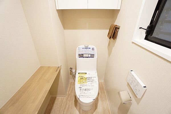 ウォシュレット、暖房便座、節電・節水機能など、使い勝手のよい高機能トイレです。 上部には収納棚が付いています＾＾
