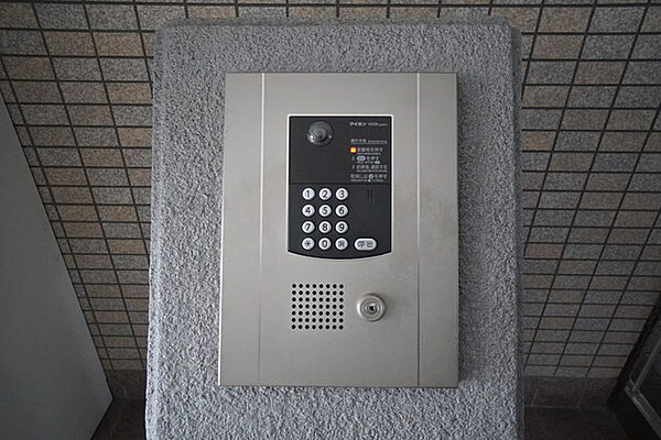 防犯性もばっちり、TVモニター付きインターホン完備。来訪者の顔が見えるので、安心＾＾お子さん1人での留守番時にも活躍しそうです。
