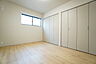 寝室：6帖。主寝室としてお使いいただけそうなこちらのお部屋は、日当たりが良く、爽やかな風を感じて起きる朝は、快適生活の始まりに。