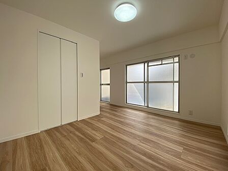 主寝室としてお使いいただけそうなこちらのお部屋は、日当たりが良く、爽やかな風を感じて起きる朝は、快適生活の始まりに。