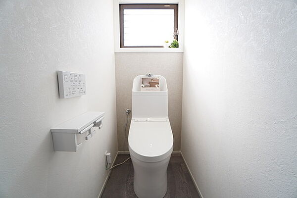 1階2階の2ヶ所にトイレがありますので、忙しい朝にも家族に気を使わず、ゆとりが生まれますね＾＾ 小窓付きで換気する時に便利です＾＾