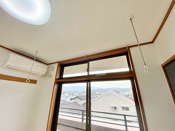 窓際に室内物干し付き＾＾ 室内物干しは、雨の日や花粉の季節でも気にせず洗濯物が干せるので嬉しいですね＾＾