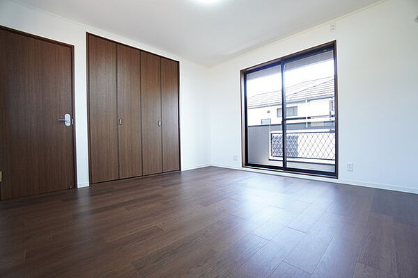 8帖。主寝室としてお使いいただけそうなこちらのお部屋は、日当たりが良く、爽やかな風を感じて起きる朝は、快適生活の始まりに。