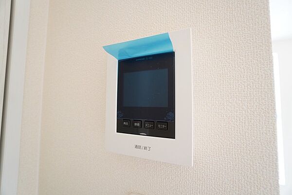 防犯はもちろん、セールスマン対策にもなるモニター付きインターホンです。 来訪者の顔が見えるので安心ですね＾＾