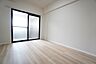 寝室：主寝室としてお使いいただけそうなこちらのお部屋は、日当たりが良く、爽やかな風を感じて起きる朝は、快適生活の始まりに。