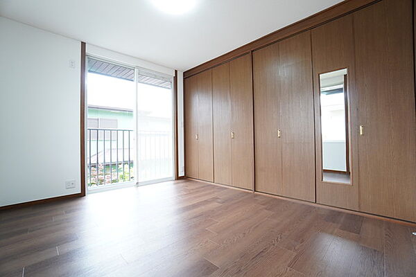 6.5帖。主寝室としてお使いいただけそうなこちらのお部屋は、日当たりが良く、爽やかな風を感じて起きる朝は、快適生活の始まりに。