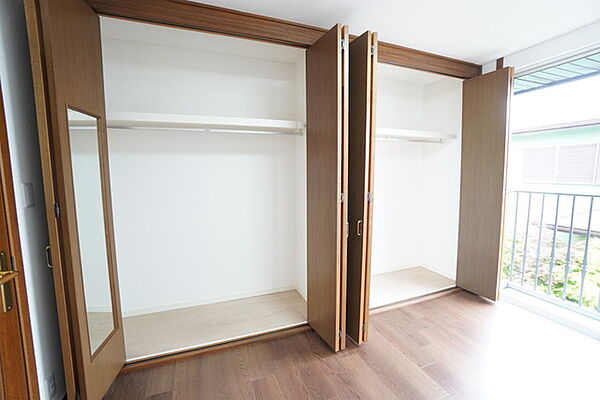 2階2洋室にはハンガーパイプ付きのダブルクローゼットが設けられています。たっぷり収納できるので衣替えの心配もいりませんね＾＾その他全居室収納付き。