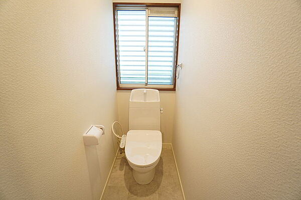 1階2階の2ヶ所にトイレがありますので、忙しい朝にも家族に気を使わず、ゆとりが生まれますね＾＾ 小窓付きで換気する時に便利です＾＾