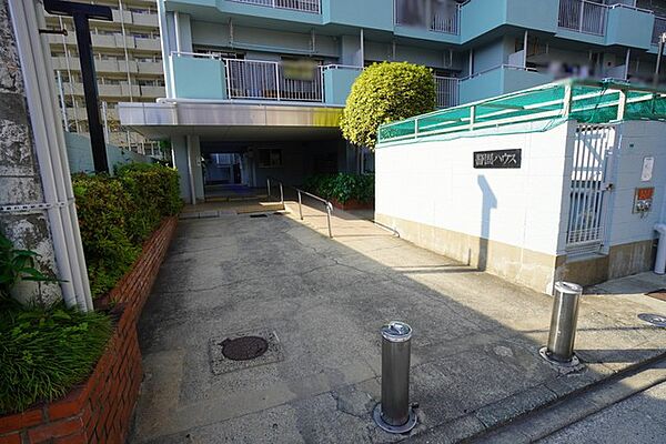 エントランスへはスロープが設けられています。 小さなお子様や車いすの方でも安心して行き来できますね＾＾