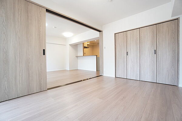 主寝室としてお使いいただけそうなこちらのお部屋は、日当たりが良く、爽やかな風を感じて起きる朝は、快適生活の始まりに。