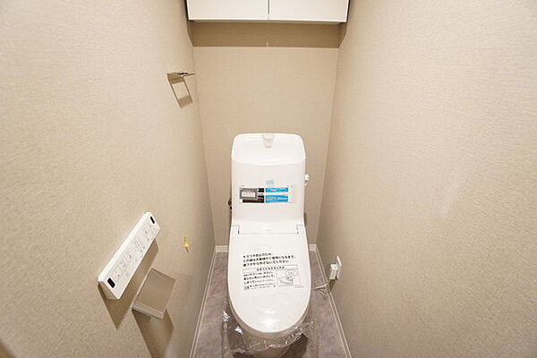 ウォシュレット、暖房便座、節電・節水機能など、使い勝手のよい高機能トイレです。 上部には収納棚が付いています＾＾