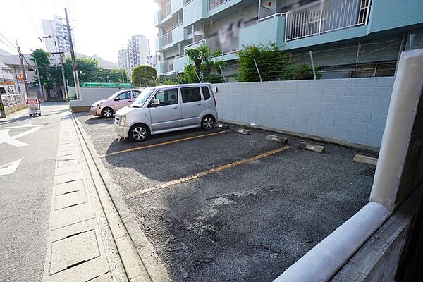 敷地内に駐車場あります＾＾ （月額：13，000円）最新の空き状況についてはお問い合わせください。