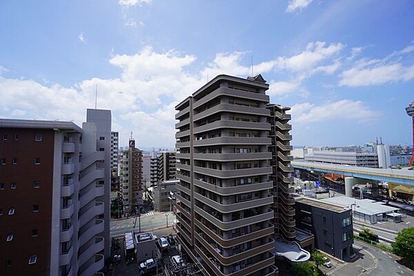 バルコニーからの眺望です。前面に遮るものがなく景色を一望できます。日当たりも良好。お洗濯物が良く乾きます。