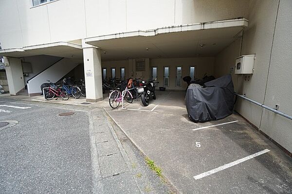 防犯カメラ完備。 カメラの存在自体が不審者の侵入や犯罪行為を抑制してくれます。 万が一トラブルなどがあった場合も安心ですね＾＾